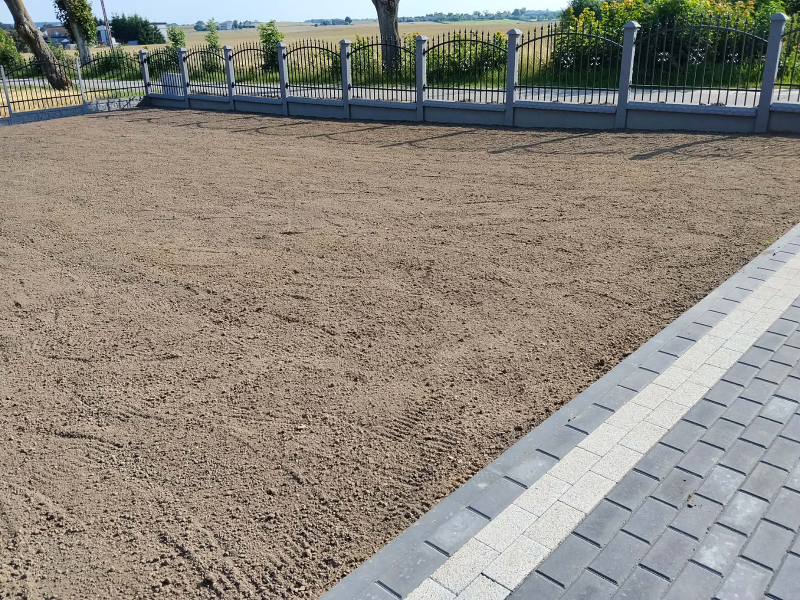 Prace przed sianiem trawy glebogryzarką separacyjną