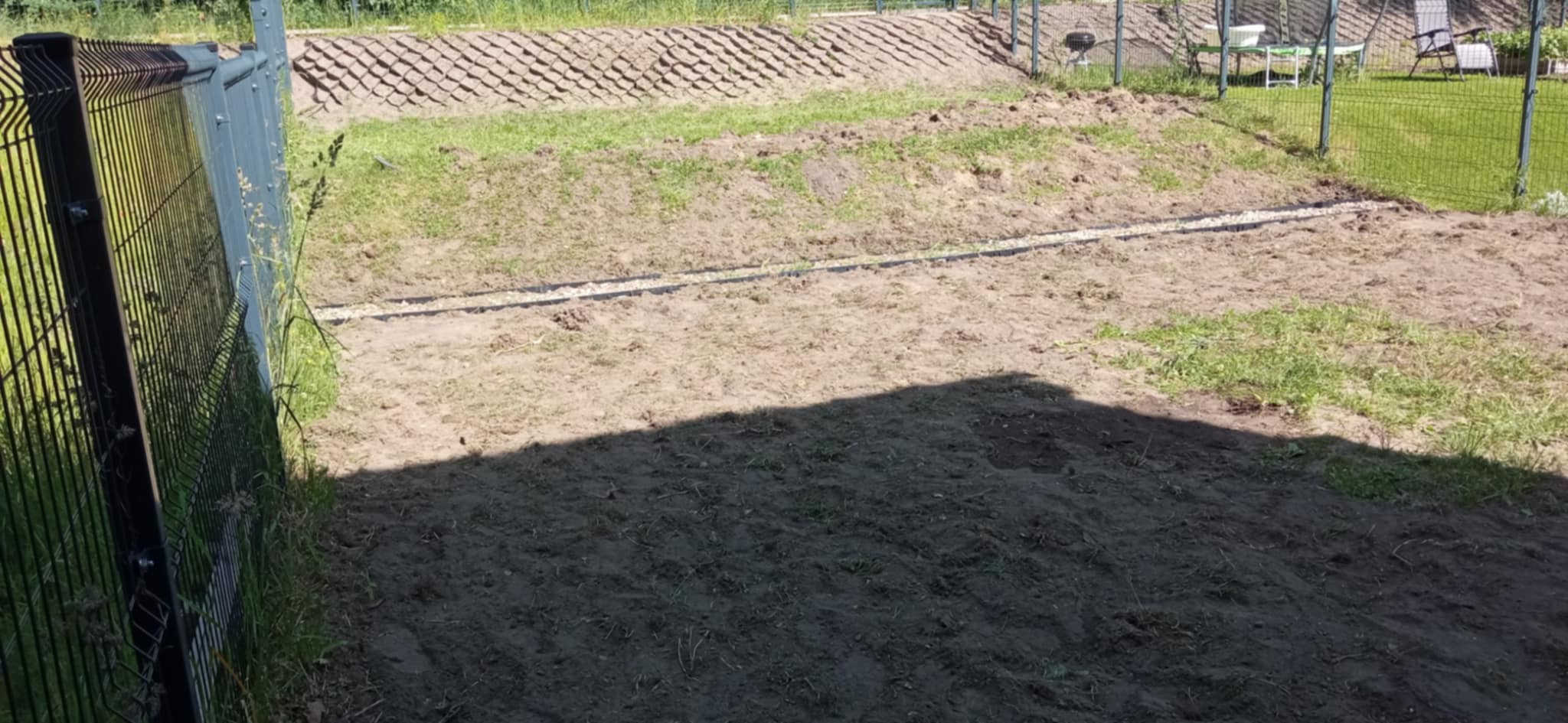 Przygotowanie ziemi pod trawnik Tczew efekt przed